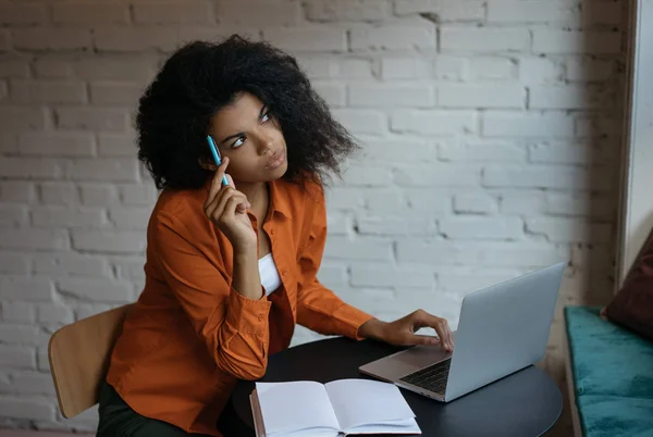 Mujer Negocios Lluvia Ideas Pensamiento Busca Una Solución Creativa Oficina —  Fotos de Stock