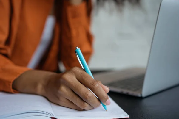 Scrittrice Che Usa Computer Portatile Che Prende Appunti Primo Piano — Foto Stock