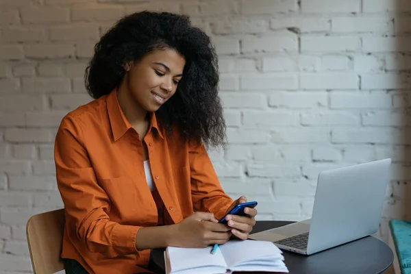 Aantrekkelijke Zakenvrouw Met Behulp Van Mobiele Telefoon Laptop Internet Het — Stockfoto