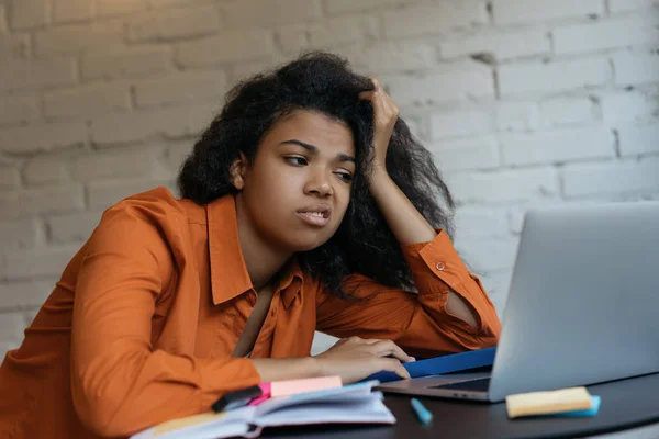 Retrato Mulher Negócios Exausta Usando Laptop Multitarefa Trabalhando Duro Escritório — Fotografia de Stock