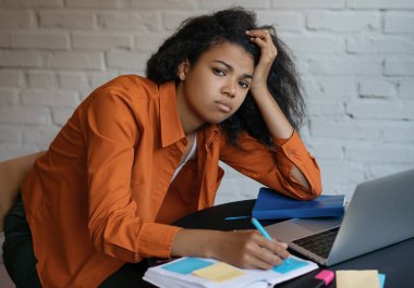 Yorgun ve stresli bir öğrenci, öğrenme dili, sınav. Üzücü serbest çalışan son teslim tarihini kaçırdı. Dizüstü bilgisayar kullanan, çoklu görev yapan, ofiste çok çalışan yorgun iş kadınının portresi.