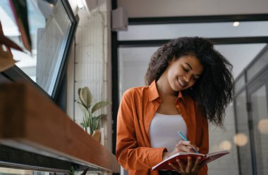 Pozitif iş kadını projesine başlıyor, notlar alıyor, ofiste çalışıyor. Başarılı bir iş ve kariyer. Üniversite öğrencisi, öğrenim dili, modern kütüphanede sınav hazırlığı, eğitim konsepti