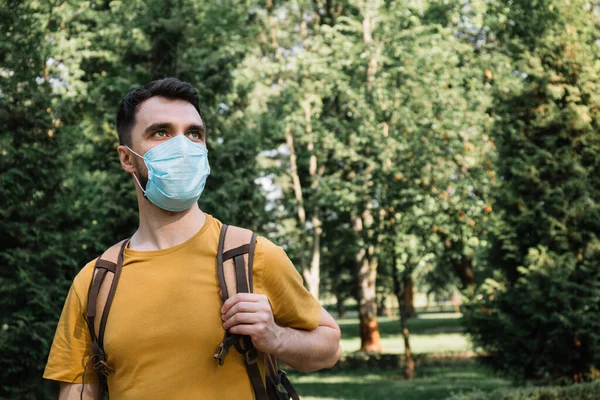 Uomo Che Indossa Una Maschera Medica Proteggere Dalle Infezioni Coronaviriche — Foto Stock