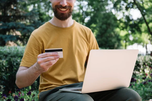 Man Met Creditcard Met Laptop Computer Online Winkelen Succesvolle Freelancer — Stockfoto