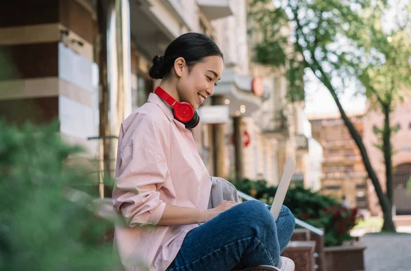 Asiatische Freelancer Mit Laptop Tippen Auf Der Tastatur Bloggen Porträt Stockbild