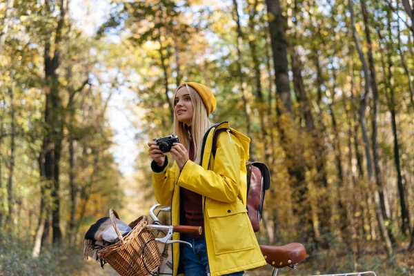 Hermosa Mujer Sonriente Con Impermeable Amarillo Sombrero Hipster Montar Bicicleta — Foto de Stock