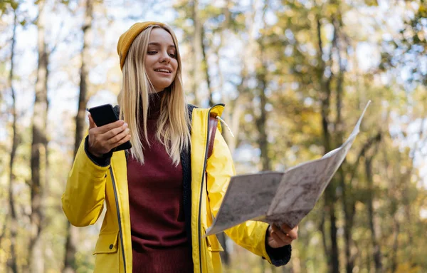 Beautiful Hipster Woman Holding Mobile Phone Using Map Navigate Autumn — Stock Photo, Image