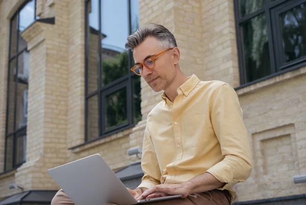 Schöner Reifer Werbetexter Mit Laptop Freiberufliches Projekt Tippen Sitzen Freien lizenzfreie Stockfotos