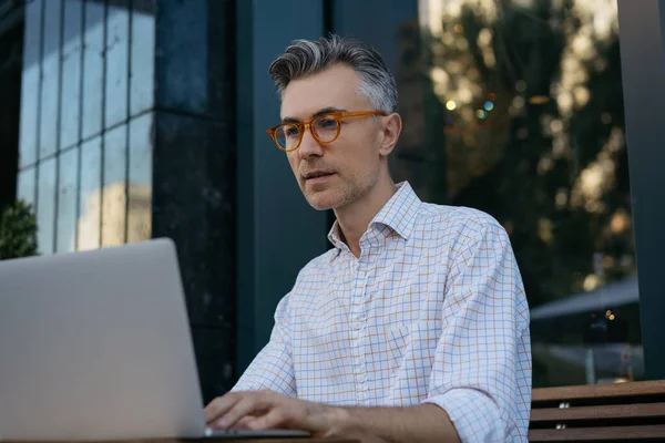 Ritratto Sviluppatore Senior Che Utilizza Computer Portatile Lavorando All Aperto — Foto Stock