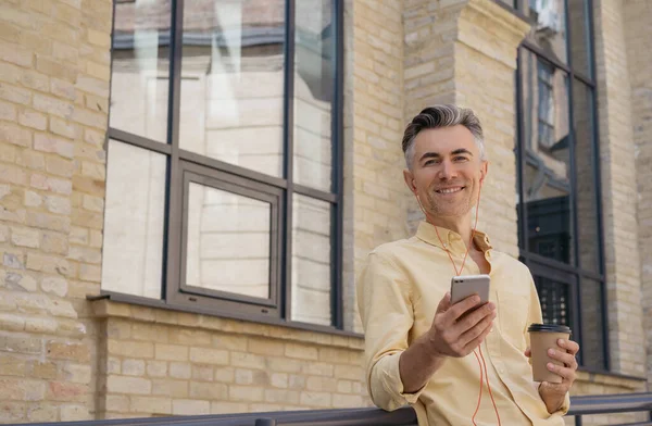 Elinde Cep Telefonu Olan Yakışıklı Bir Adam Bir Fincan Kahve — Stok fotoğraf