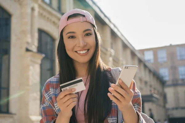 Mooie Aziatische Vrouw Met Credit Card Winkelen Online — Stockfoto