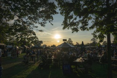 Günbatımı bir parkta bir yaz festivali sırasında
