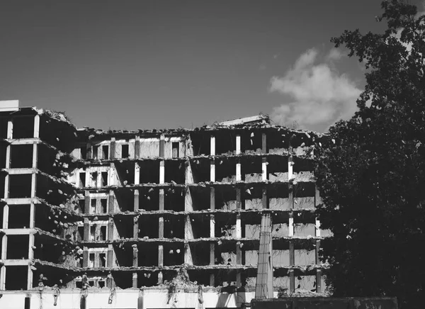 Svartvitt Foto Processen För Rivning Gammal Byggnad — Stockfoto