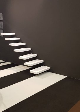 adımlar duvarın içine alınır