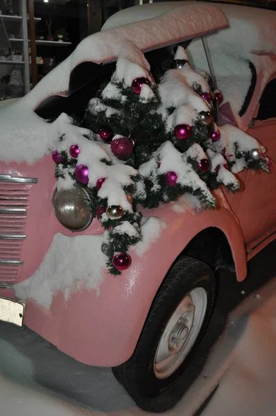 Pink Autó New Year Összetétele Motorháztető — Stock Fotó