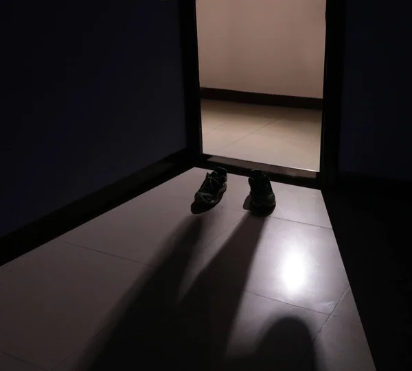 Σκιά Του Ανθρώπου Και Παπούτσια — Φωτογραφία Αρχείου