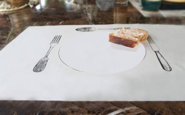 beyaz bir peçete üzerinde pastırma ile ekmek dilimi