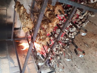 barbekü ızgara, ateş yanıyor