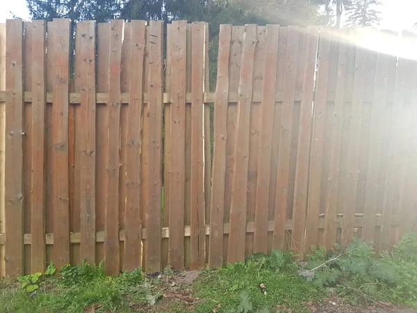 Nap Sugarai Mögött Egy Fából Készült Kerítés — Stock Fotó
