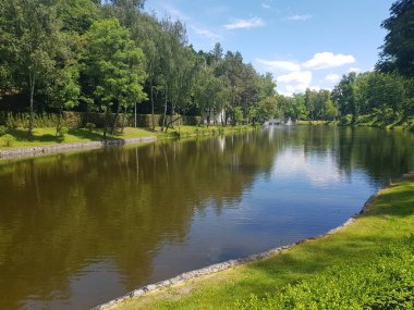 Mezhyhirya bir göl ile park