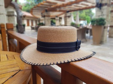 sandalyede hasır şapka