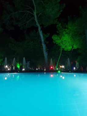 mavi su ve gece aydınlatma ile havuz