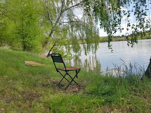 Cadeira Para Pescador Junto Lago — Fotografia de Stock