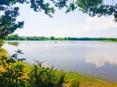 Güzel göl ve mavi gökyüzü