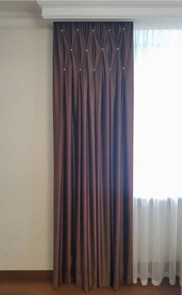 房间里的窗帘和郁金香 — 图库照片