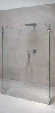 Minimalist banyo içi duşlu