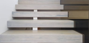 Evin içinde ahşap basamaklar