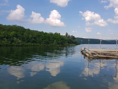 Ukrayna 'da göl ve orman