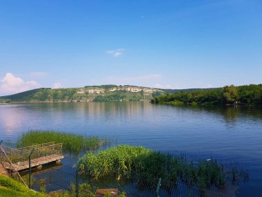 Göl ve dağlarla kaplı manzara