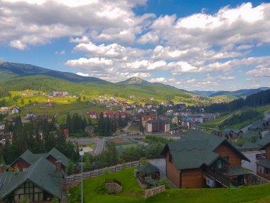 Dağlarda küçük bir köy.