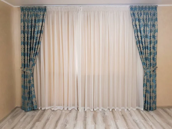 Jendela Dengan Tirai Dan Tulle — Stok Foto