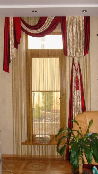 Jendela Dengan Tirai Dan Bunga — Stok Foto