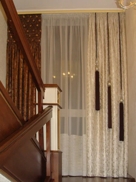 室内楼梯和窗帘 — 图库照片