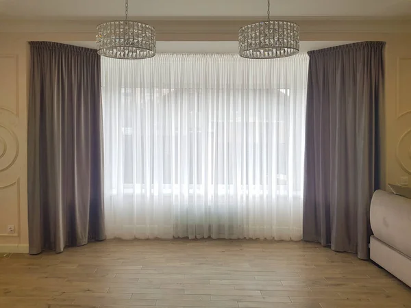 Ruangan Kosong Dengan Tirai Putih — Stok Foto