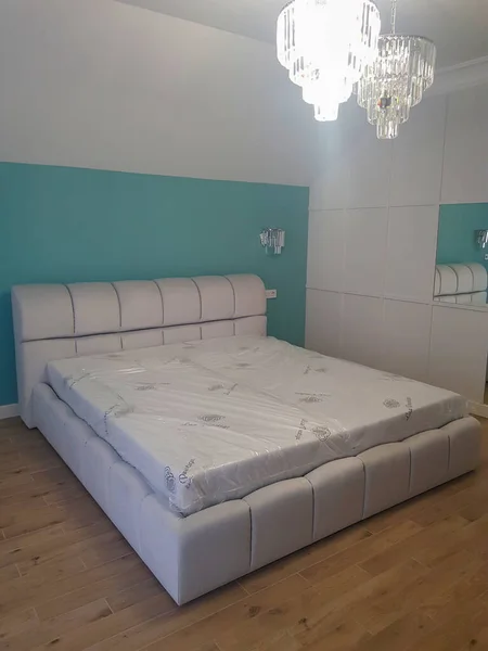 Moderno Dormitorio Interior Con Cama —  Fotos de Stock