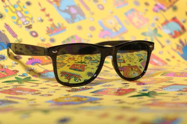 Óculos Sol Fundo Papel Colorido — Fotografia de Stock