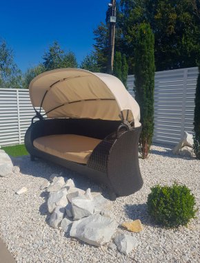 Çatısı olan salıncak.