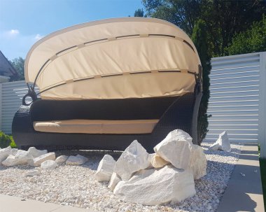 Çatısı olan salıncak.