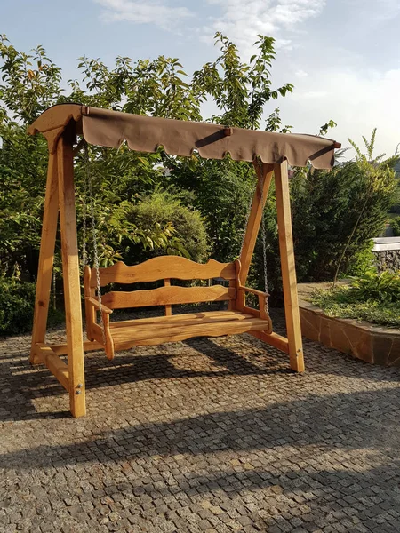 Bahçedeki tahta sandalye.