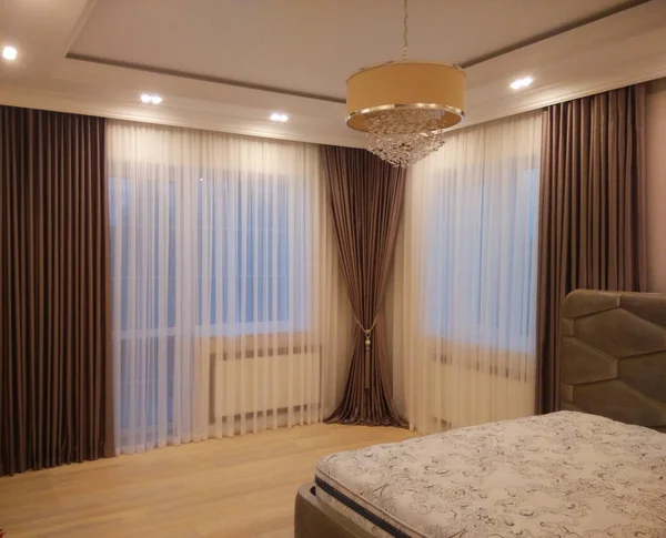 Schöne Schlafzimmereinrichtung Mit Vorhängen Und Bett — Stockfoto