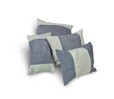 Beyaz arka planda dekoratif yastıklar.