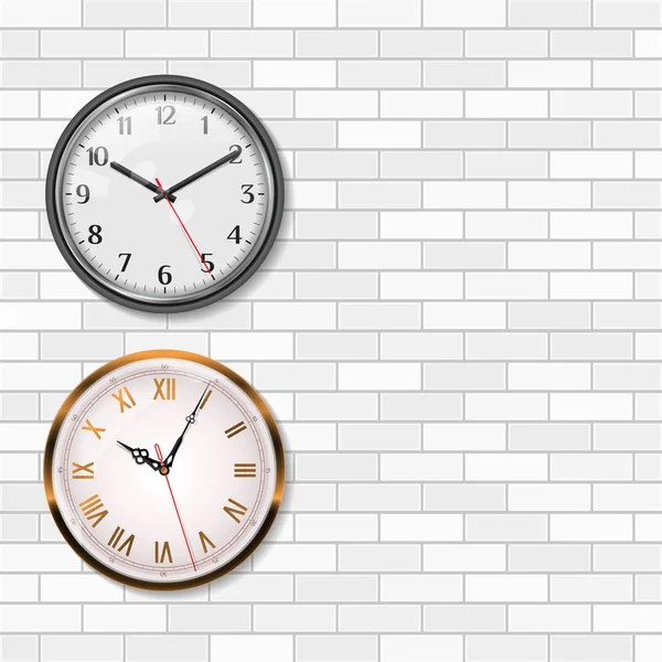 アンティーク壁時計 ローマ数字と金壁時計 ラウンド水晶アナログ壁掛け時計 白いレンガの壁からはアラビア数字とミニマル モダンなオフィス時計 現実的なベクトル図 — ストックベクタ