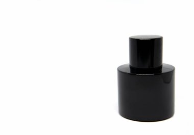 beyaz bir arka plan üzerinde siyah cam şişe