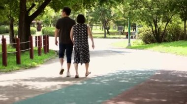 Ansan city. Güney Kore. Eylül 12, 2018.a evli çift el ele tutuşarak park çevresinde yürüyüş.