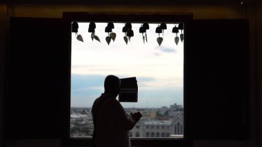 Tablet ile fotoğraf çekmek adam silüeti