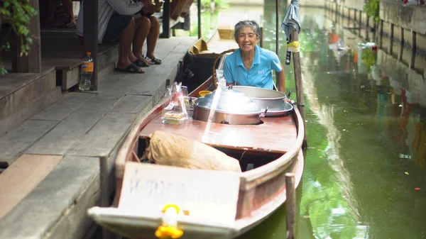 Smilign Old Thai Woman Boat Bang Namphueng Thaïlande Juin 2018 — Photo